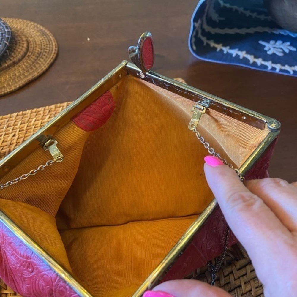Vintage Red embossed chain purse snap closure unique opening - Picture 5 of 8